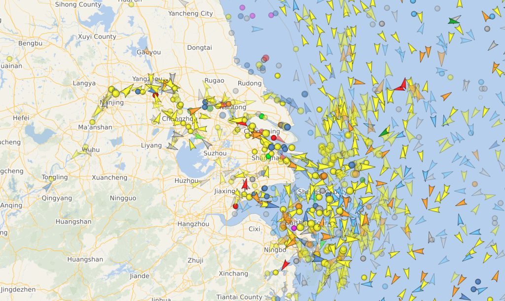 Die Website Vesselfinder.com zeigt den wachsenden Schiffsstau vor den Häfen von Shanghai und Ningbo (Screenshot vom 28. April).