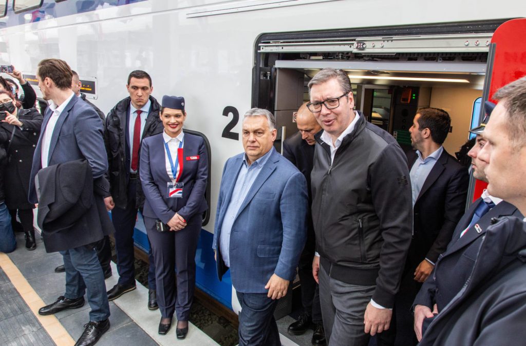 Viktor Orbán, Ungarn und Aleksandar Vučić, Serbien bei der Eröffnung einer Teilstrecke der Schnelltrasse Budapest-Belgrad Mitte März - die Trasse wird von China finanziert.