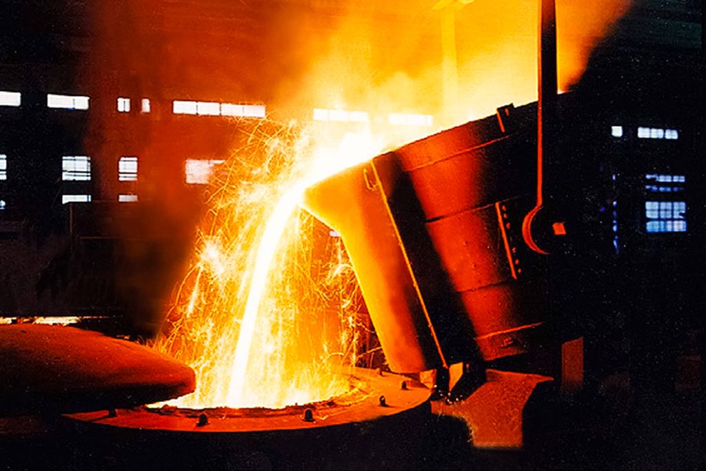 China setzt bei der CO2-intensiven Stahlproduktion auf Recycling von Schrott. Auf dem Bild ist ein Ofen zu sehen, in dem offenes Feuer brennt.
