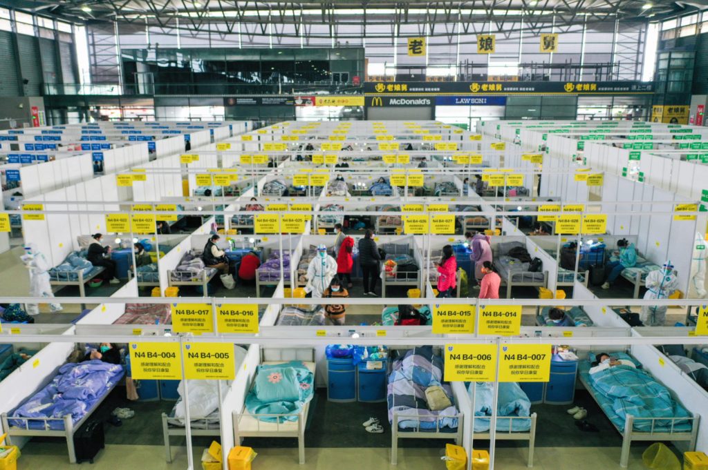 Isolationszentrum in Shanghai - die rigide Corona-Politik der Stadt und Willkür sorgen für Vertrauensverlust der Bevölkerung - es kommt vermehrt zu Protesten.