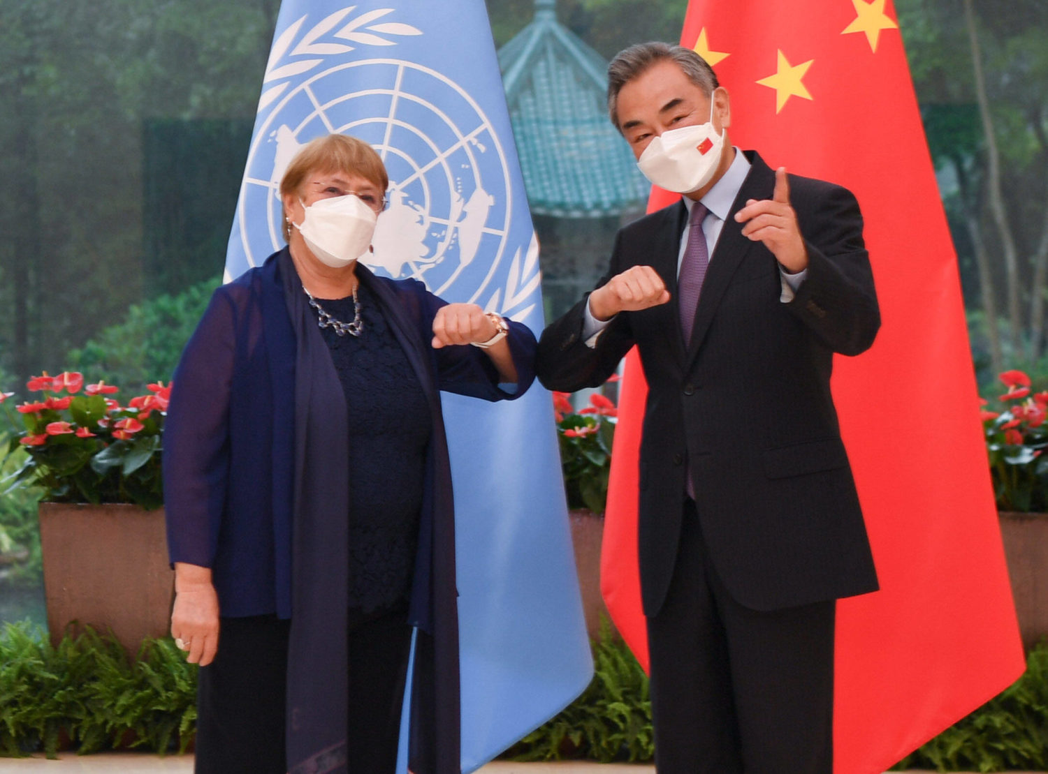 Chinas Außenminister Wang Yi ist sichtlich erfreut über den Besuch von Michelle Bachelet in China. Die EU bedauert den Besuch.