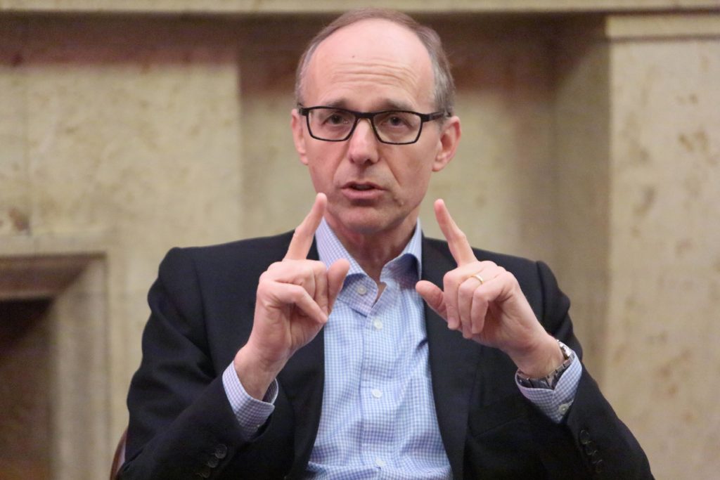 Luc Frieden ist Präsident von Eurochambres. Der frühere Finanzminister Luxemburgs arbeitete zwischenzeitlich in der Finanzindustrie. Im Interview spricht er über Lieferketten, Krieg und den CO2-Grenzausgleich.