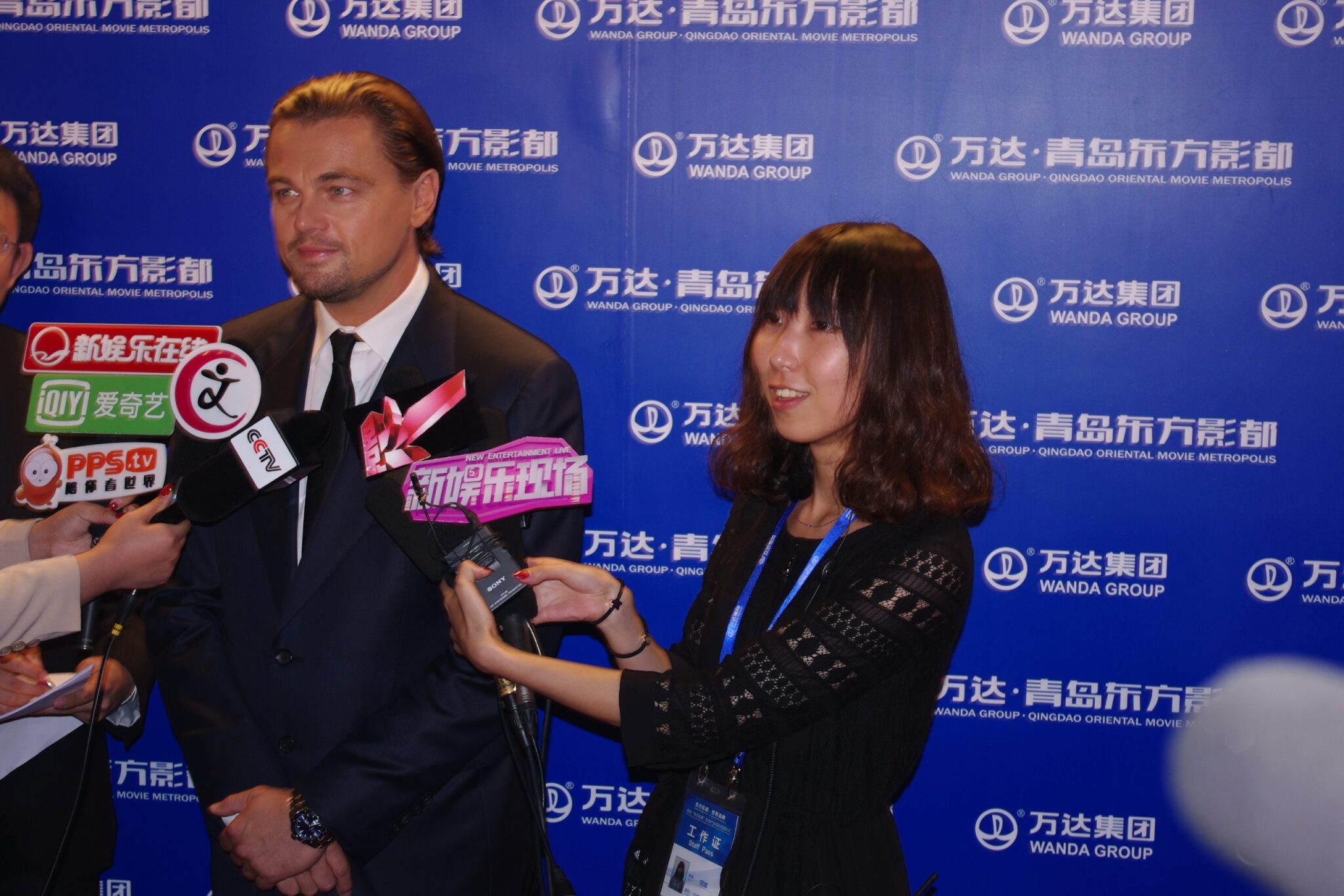 uch Leonardo DiCaprio war eingeladen. Der Gesichtsausdruck: Skeptisch bis amüsiert über das Event zum Startschuss des Hollywood Chinas.