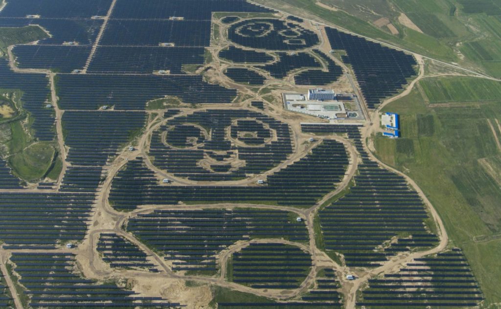 China baut in rasantem Tempo Solar- und Windkraftwerke. Manchmal in Form eines Nationalsymbols, wie hier bei Datong - durch den massiven Ausbau könnte der Emissions-Peak Chinas bereits im Jahr 2025 erreicht sein.