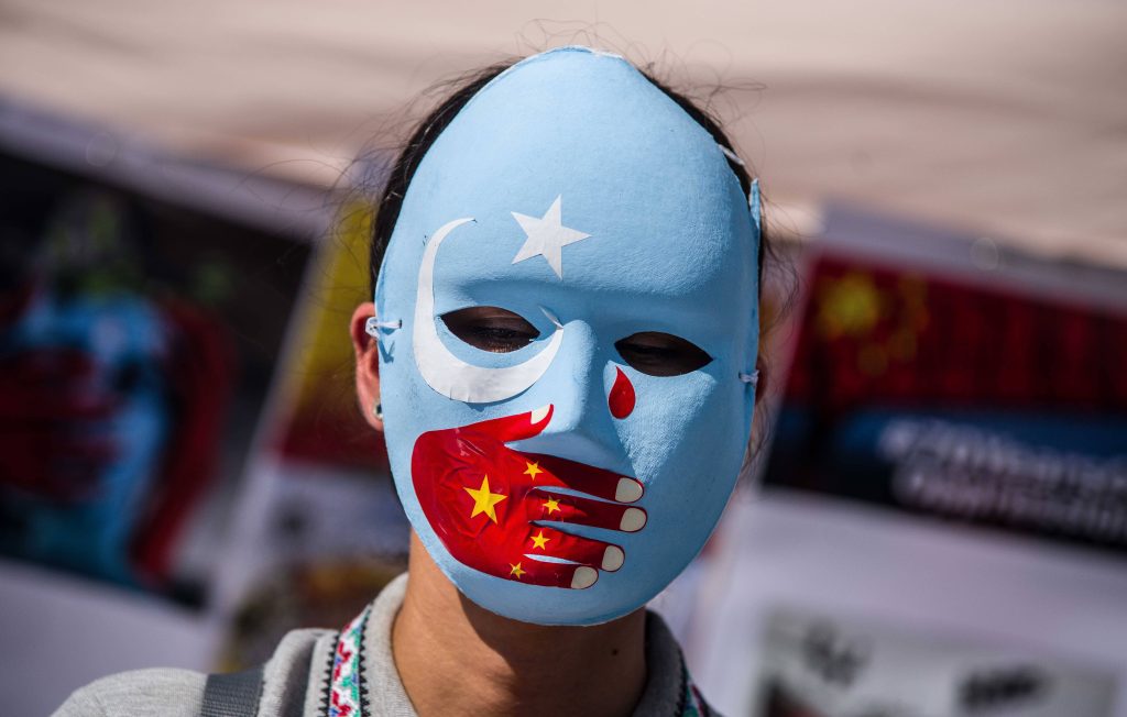 Xinjiang Police Files: Eine Demonstrantin protestiert in München gegen die chinesischen Internierungslager in Xinjiang