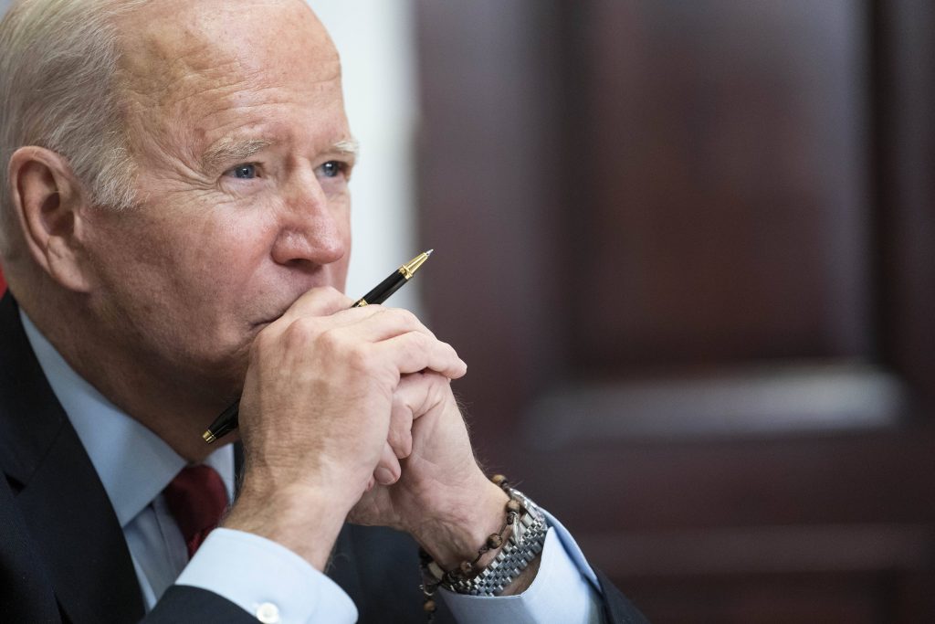 Auf dem Bild ist eine Nahaufnahme Joe Bidens zu sehen. Joe Biden steht vor seiner ersten Asien-Reise als Präsident. Die Region wird für die USA immer wichtiger. Auch den China-Fragen muss er sich widmen.