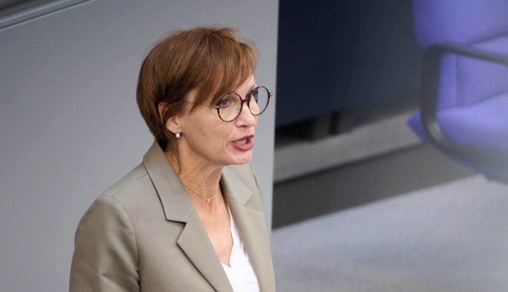 Auf dem Foto sieht man wie die Bundesbildungsministerin die BAföG-Reform im Plenum vorstellt