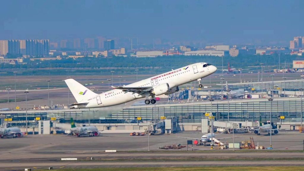 Die erste zur Auslieferung bestimmte C919 hebt zum Testflug am Flughafen Pudong in China ab