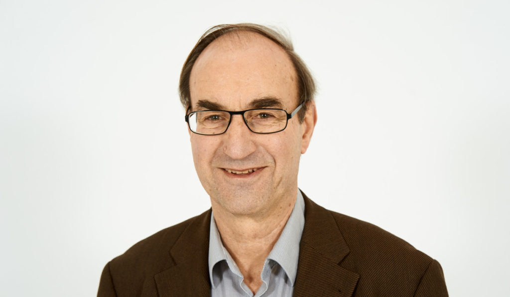 Auf dem Foto ist Richard Münch zu sehen, er untersucht Effektive Schulsteuerung