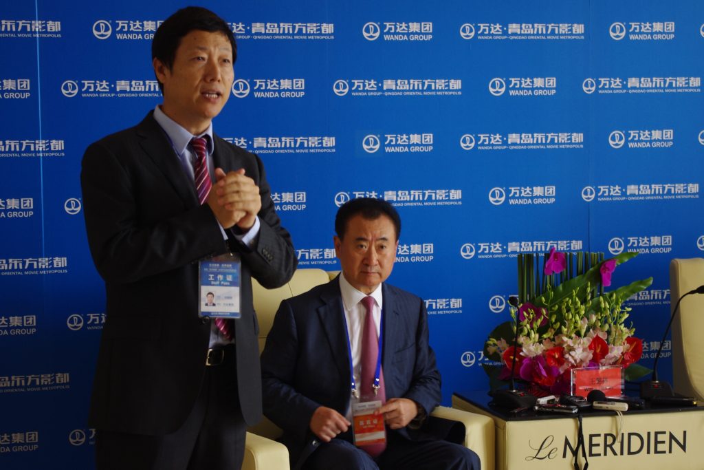 Wang Jianlin, 2013 Chinas reichster Milliardär und Chef des Wanda-Imperiums, gibt auf einer Pressekonferenz im September in Qingdao den Bau einer Super-Filmstadt (Chinas Hollywood) bekannt.