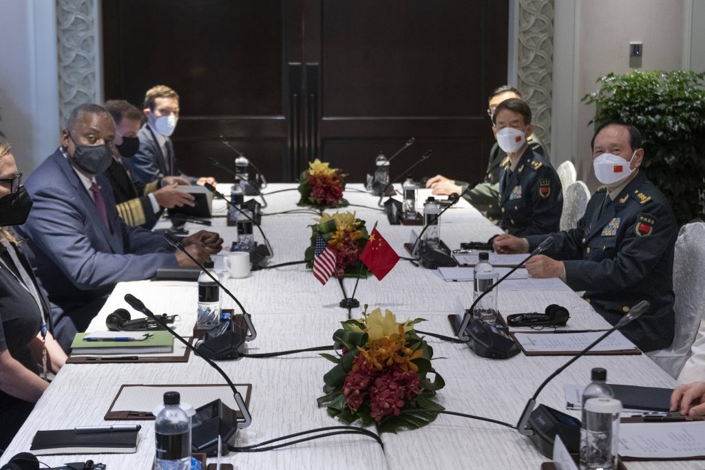 Erstes Treffen des US-Verteidigungsministers Lloyd Austin mit seinem chinesischen Amtskollegen Wei Fenghe auf dem Shangri-La Forum in Singapur. Es kam zu einem offenen Schlagabtausch zwischen China und den USA.