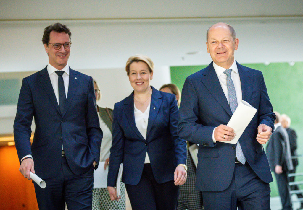 Auf dem Foto sieht man Bundeskanzler Olaf Scholz zusammen mit Länderchefs im Gespräch über Schulschließungen wegen Corona.