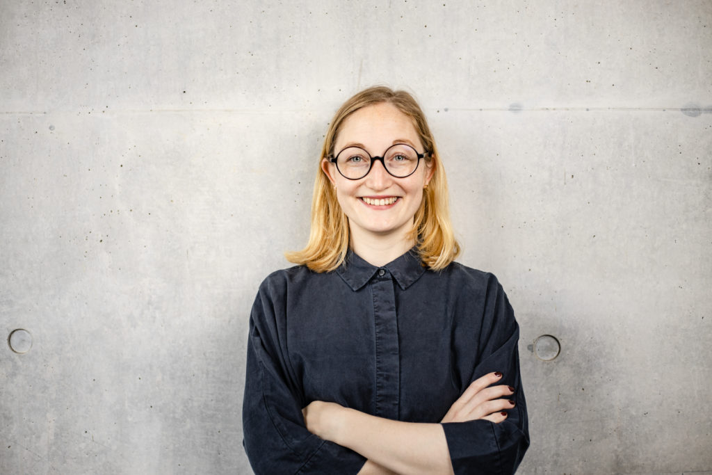 Sophie Pornschlegel trägt eine Brille und eine schwarze Bluse, sie steht vor einer grauen Wand. Sophie Pornschlegel spricht im Interview über die Reform der EU-Verträge.