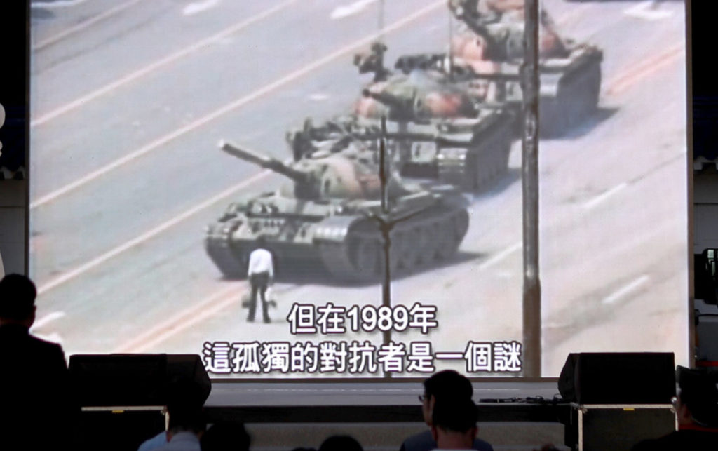 Die Bilder des Tank Man 1989 gehen um die Welt und stehen symbolisch für Freiheitsbewegungen.