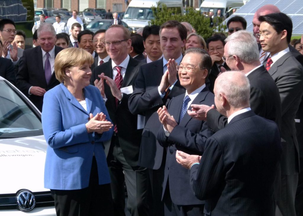 Einfachere Zeiten für Volkswagen: Am 23. April 2012 unterzeichneten Konzernchef Martin Winterkorn und SAIC-Chef Hu Maoyuan unter anderem die Verträge für das Gemeinschaftsprojekt in Urumqi, Xinjiang. Kanzlerin Merkel gibt dem Projekt durch ihre Anwesenheit ihren Segen. Nun steht VW wegen der anhaltenden Menschenrechtsverletzungen in Xinjiang in der Kritik.