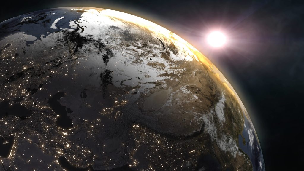 China testet den Bau von Solarkraft-Werken im All, um die Erde mit Strom zu versogen. Zu sehen ist der Sonnenaufgang über der Erde aus dem All.
