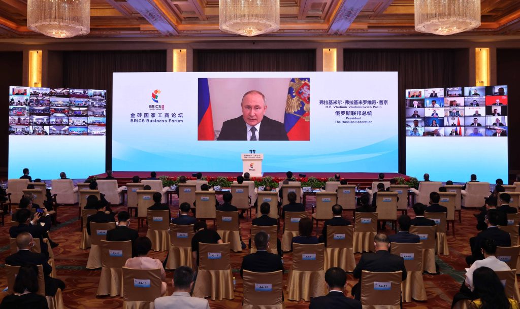 Wladimir Putin spricht bei der Eröffnungszeremonie des BRICS-Gipfels: Deutschland fürchtet sich zunehmend vor einer Blockbildung Chinas und Russlands und möchte die Verständigung mit China fördern.