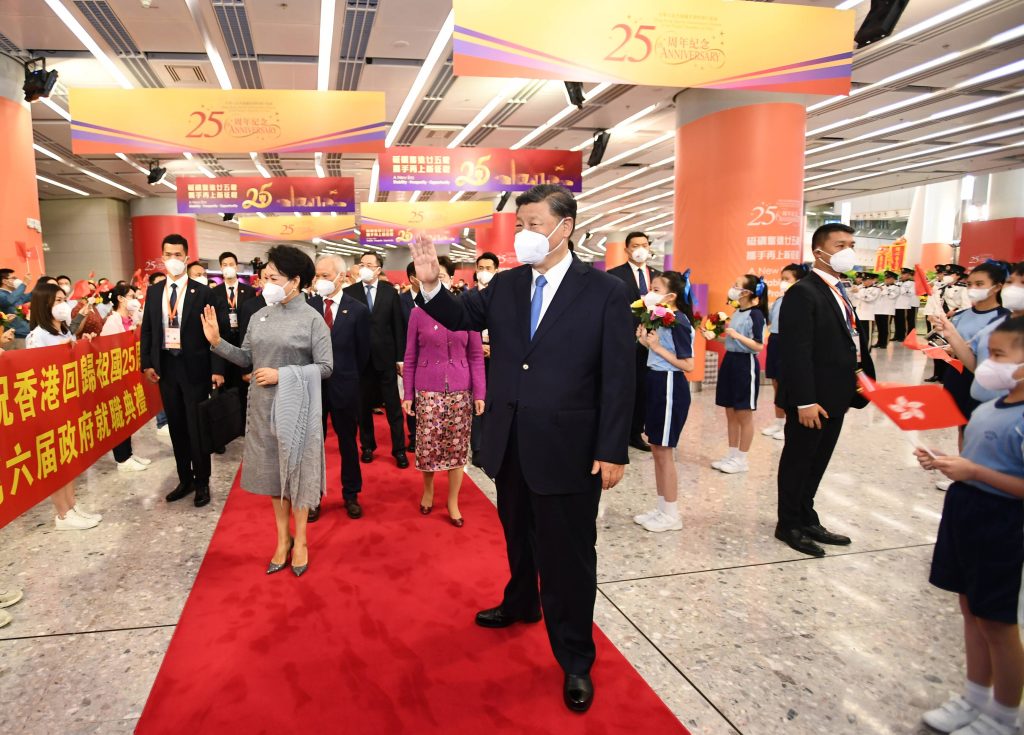 Xi kommt in Hongkong an und lobt das System "ein Land zwei Systeme".