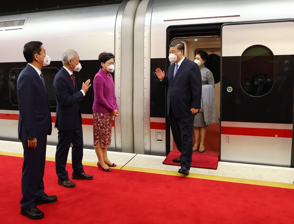 Xi kommt in Hongkong an und lobt das System "ein Land zwei Systeme".