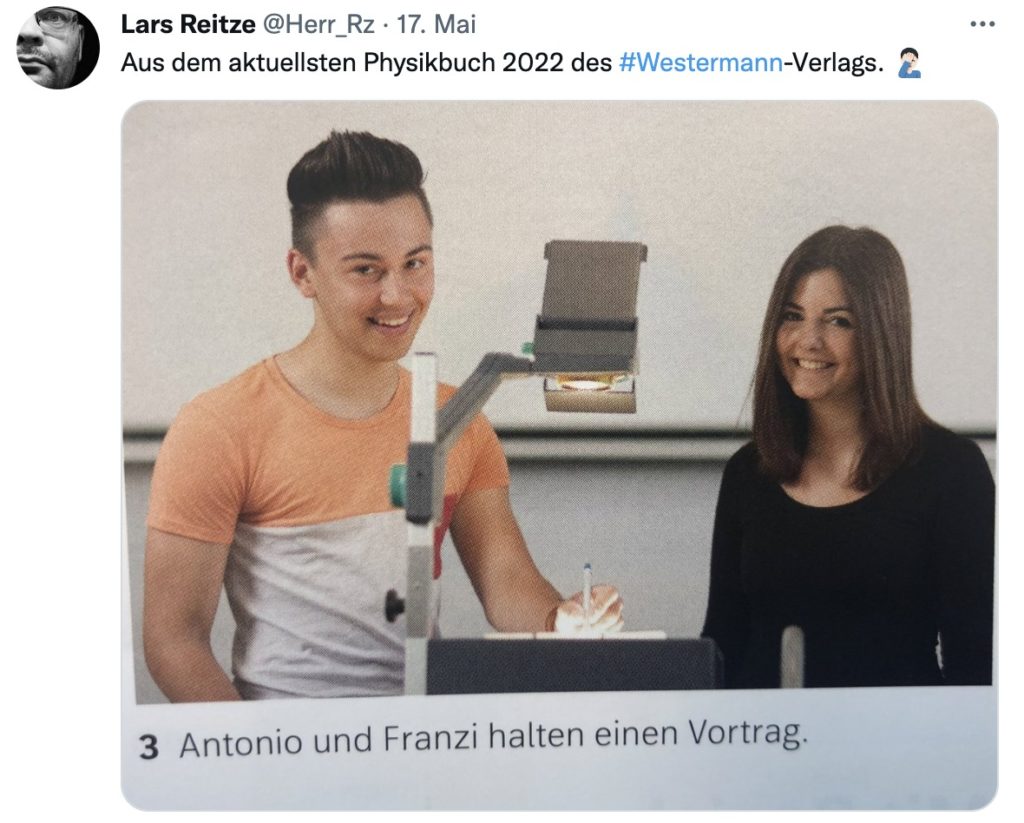 Man sieht einen Screenshot von einem Twitterpost, der die Aktualität von Bildmaterial aus einem Schulbuch kritisiert