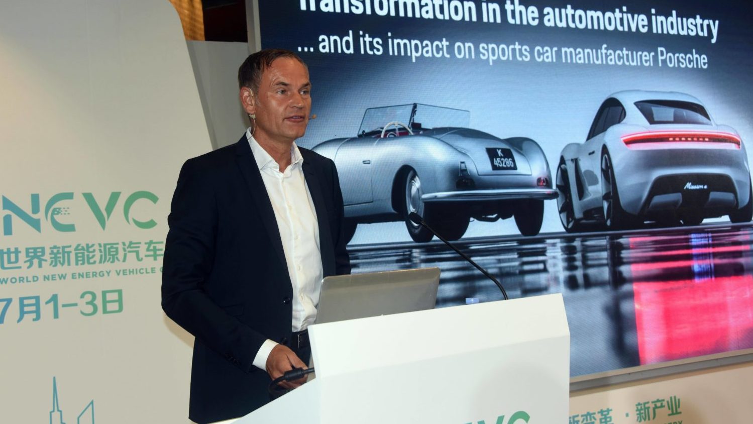 Oliver Blume als Porsche-Chef auf der World New Energy Vehicle Conference in Hainan. Er wird neuer VW-Chef mit China-Erfahrung.