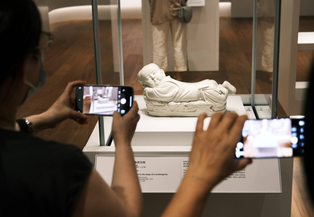 In Hongkong wurde das Palastmuseum eröffnet. Es weckte das Interesse vieler Besucher:innen.