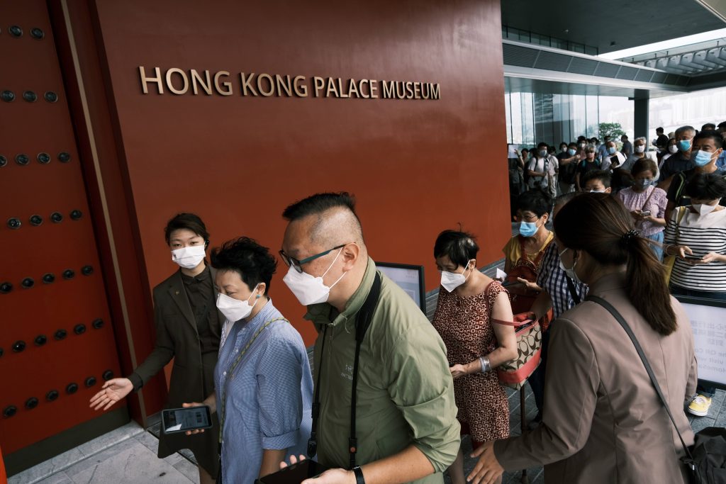 In Hongkong wurde das Palastmuseum eröffnet. Es weckte das Interesse vieler Besucher:innen.