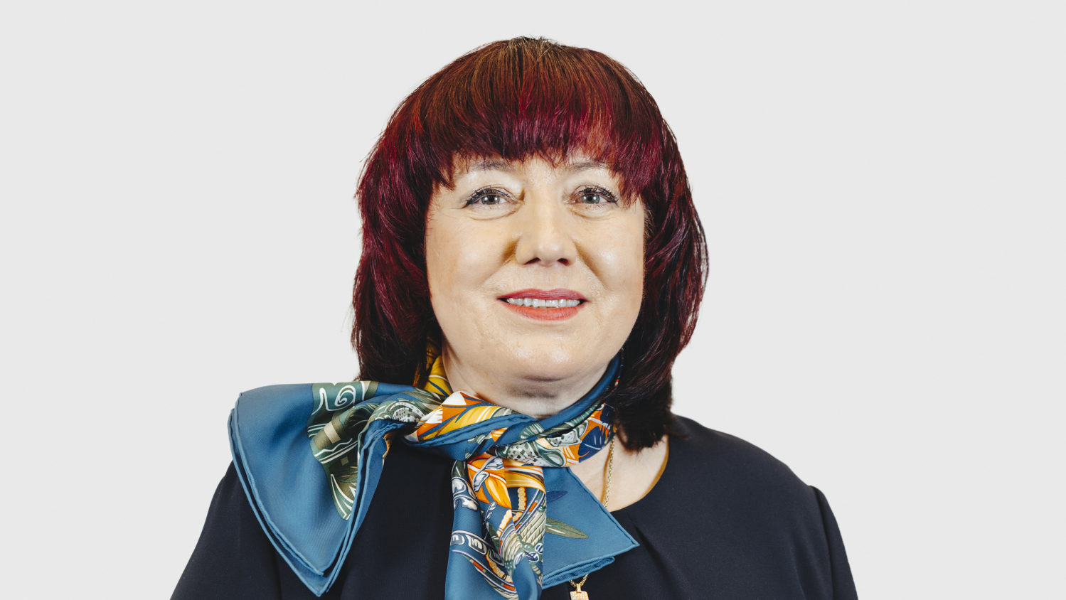 Man sieht Astrid-Sabine Busse (SPD) in die Kamera schauen. Sie soll Lehrerfortbildung in Berlin neu organisieren.