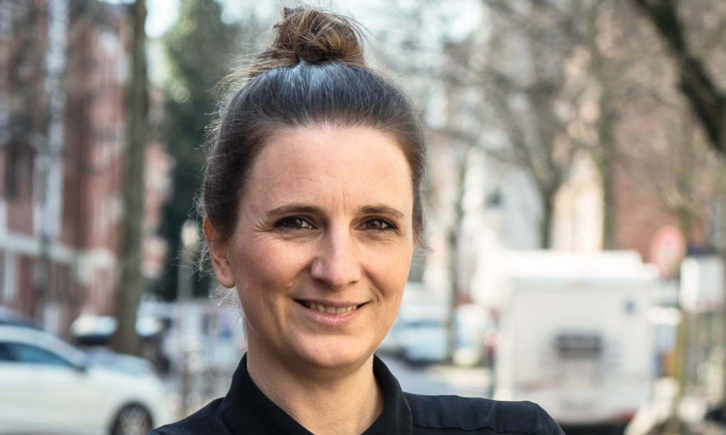 Man sieht Diana Knodel im Profil, sie ist Co-Gründerin von Fobizz, einer Fortbildungsplattform für Lehrkräfte.