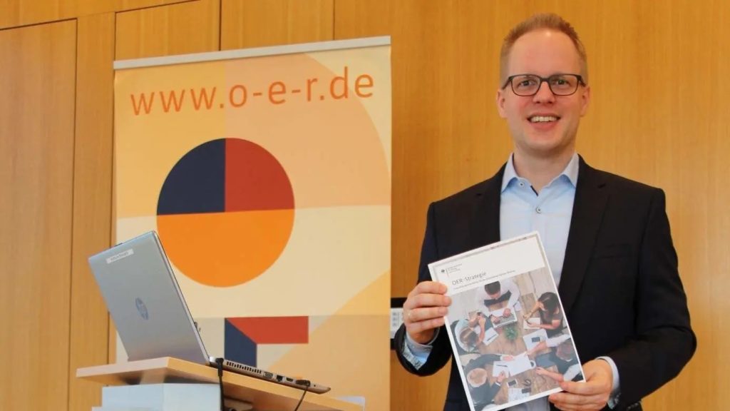Zu sehen ist Bildungsstaatssekretär Jens Brandenburg (FDP) er möchte kommerziele Lernmaterialien und OER Hand in Hand arbeiten sehen, als Teil der OER-Strategie.