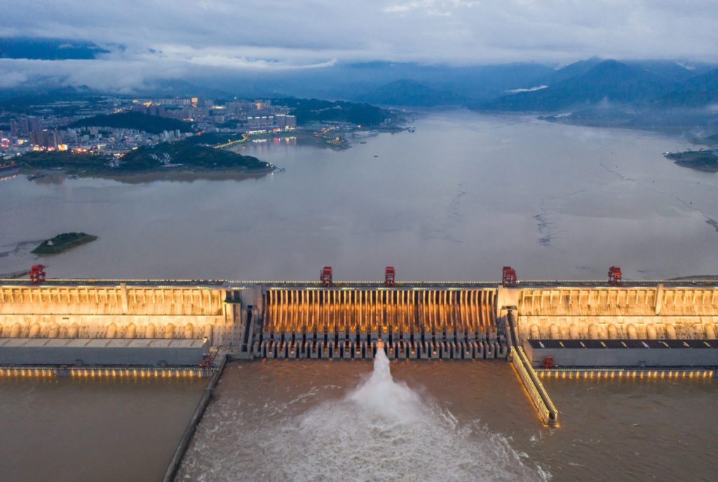 China: Luftaufnahme des Drei-Schluchten-Damms in der Dämmerung - Der Drei Schluchten-Damm am Jangtse: Aus dem Stausee im Hintergrund soll Wasser in zehn Jahren durch einen gigantischen Tunnel Richtung Norden fließen.