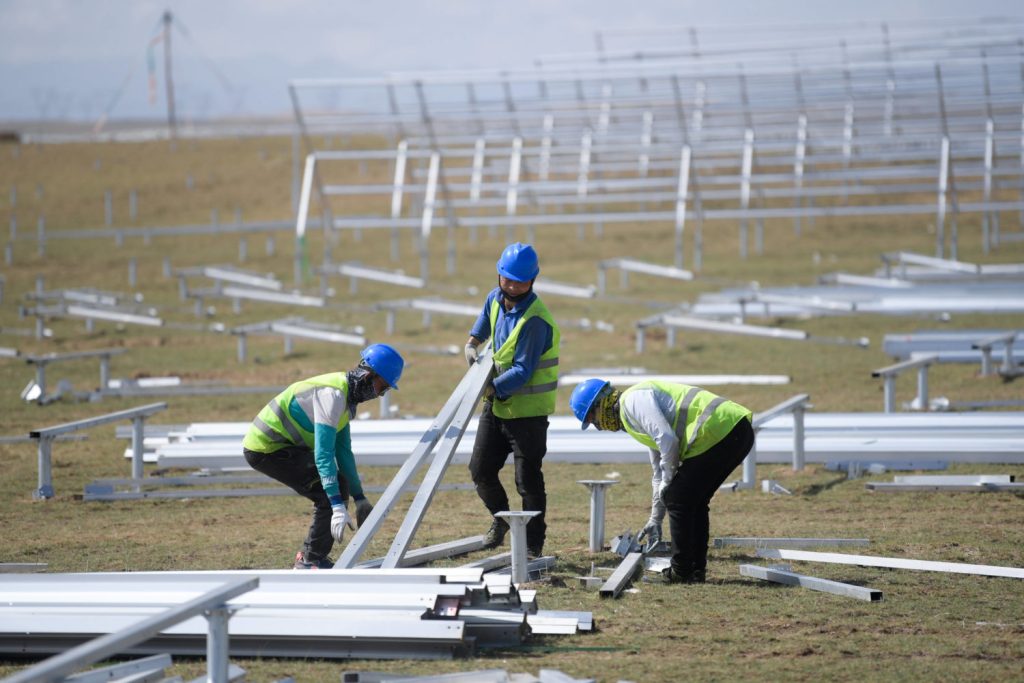 So wie hier in Gonghe, Provinz Qinghai, entstehen landesweit Hunderte neue Fotovoltaikanlagen. Sie sind Teil des Programms zur Stützung der angeschlagenen Konjunktur. Zur Stützung der Wirtschaft setzt China nun auch mehr auf 5G-Ausbau und Big-Data-Infrastruktur.