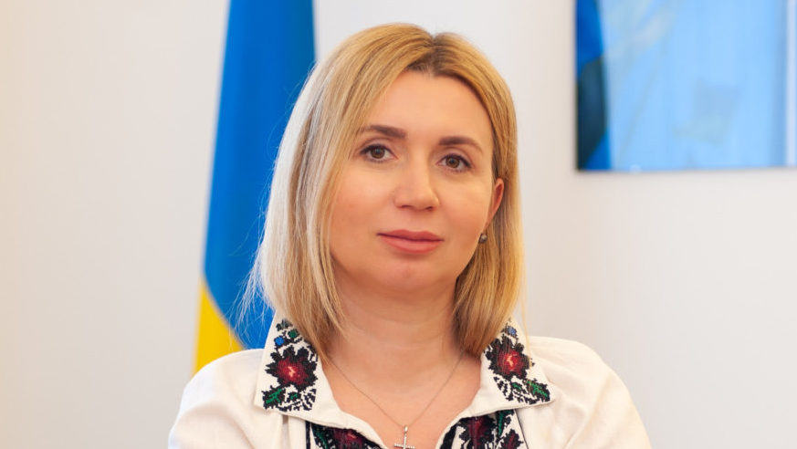 Man sieht Generalkonsulin Iryna Tybinka im Profil, sie fordert mehr Ukrainisch-Unterricht