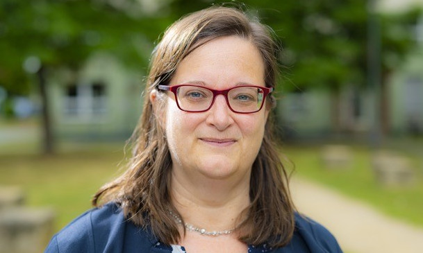 Auf dem Foto sieht man Katharina Scheiter im Profil, sie lehrt digitales Lernen der Universität Potsdam und dem HPI.