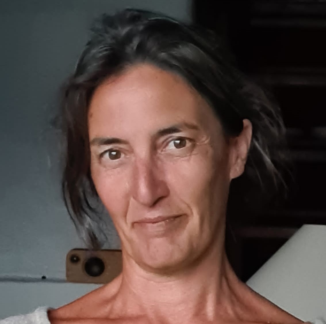 Auf dem Foto ist Carolin Neumann zu sehen: Sie ist Informatikerin und hat die BYTE-Challenge mitbegründet, mit der digitale Bildung an Schulen bringt.