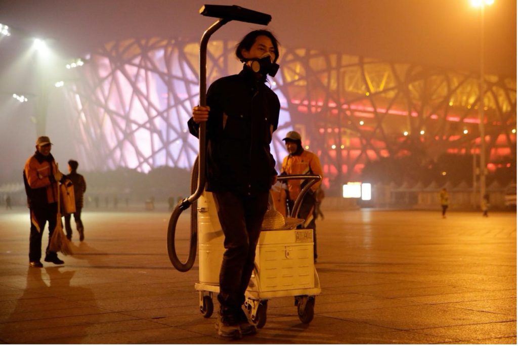 2015 hat Brother Nut 100 Tage lang Pekings Smog aufgesaugt und daraus einen Ziegelstein geformt - mit seiner Kunst macht er regelmäßig auf Umweltprobleme in China aufmerskam.