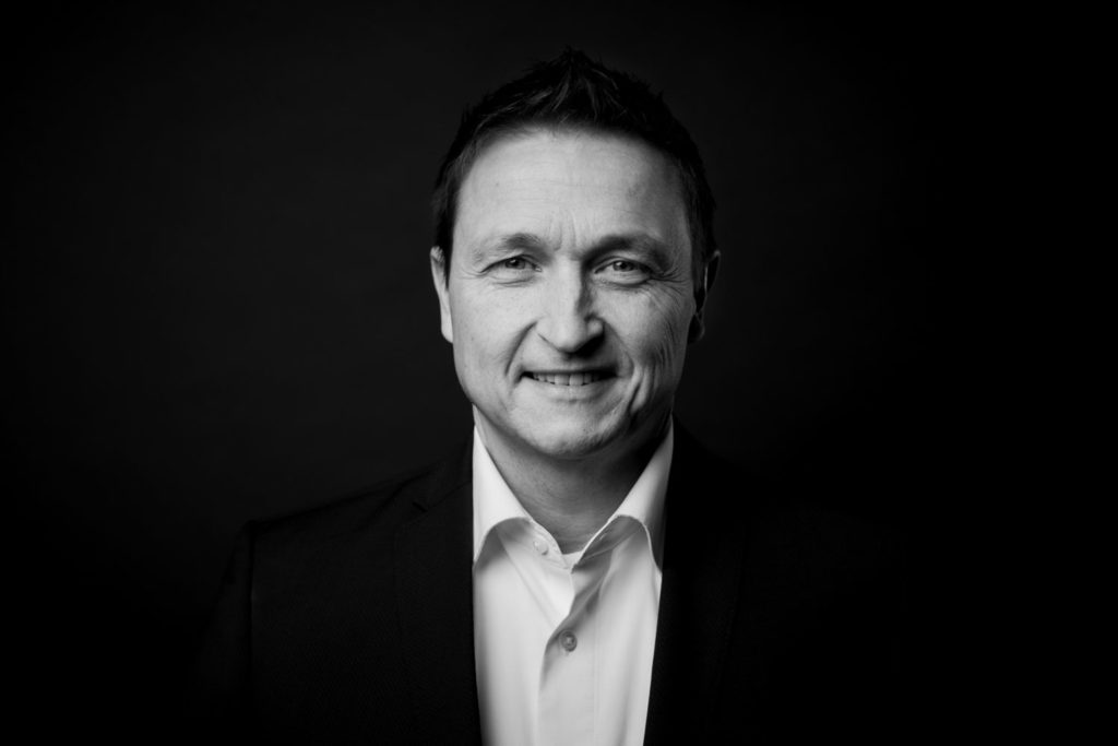 Man sieht Raphael Karrasch, er will Jugendliche und Unternehmen matchen.