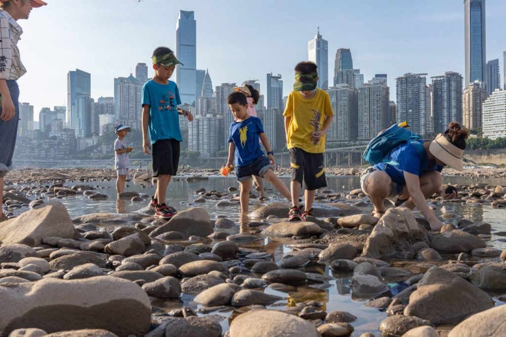 Der niedrige Pegel des Jangtse bedroht die Strom-Versorgung. Kinder spielen im ausgetrockneten Flussbett.