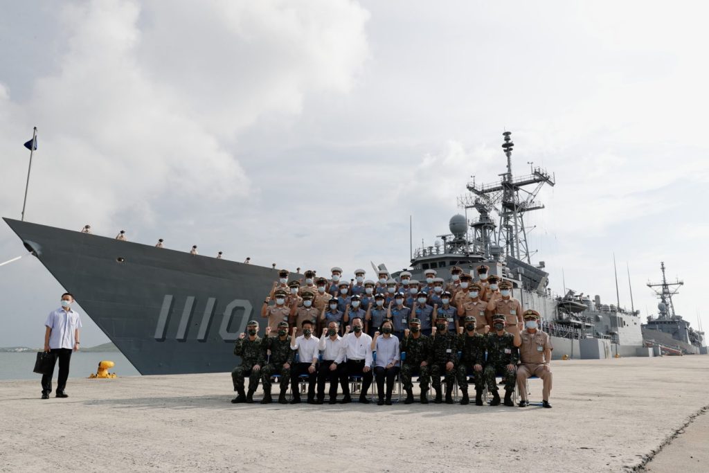 Taiwans Präsidentin Tsai Ing-wen posiert mit Marineoffizieren vor einem Marineschiff: China überschreitet immer öfter die Medianlinie zu Taiwan.