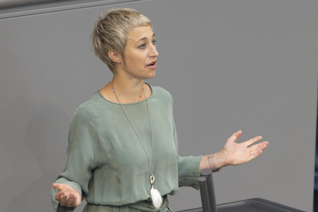 Man sieht Nadine Schön beim Sprechen, der vorliegende Beitrag ist ein Interview mit ihr