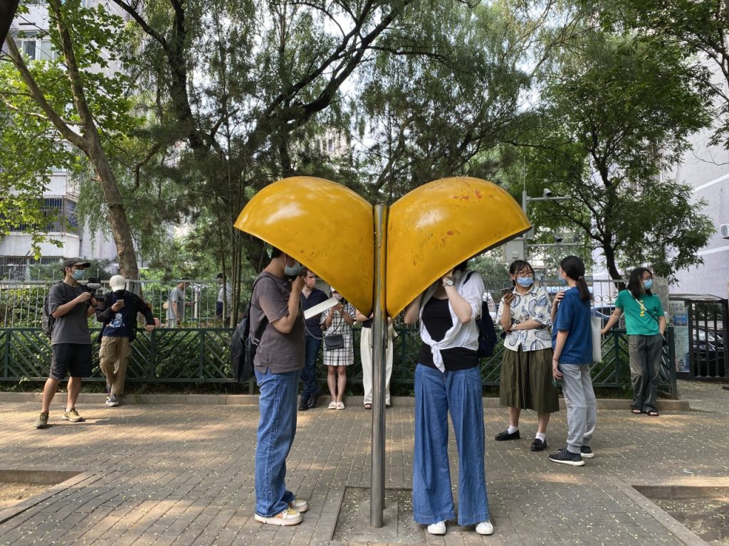 Mit der Aktion "Telephone booth for help" erschuf Brother Nut eine Hotline für Umweltprobleme in China.