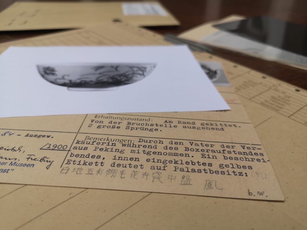 Provenienzforschung zu Kunststücken aus China: Karteikarte zu einer mutmaßlich im Rahmen des 