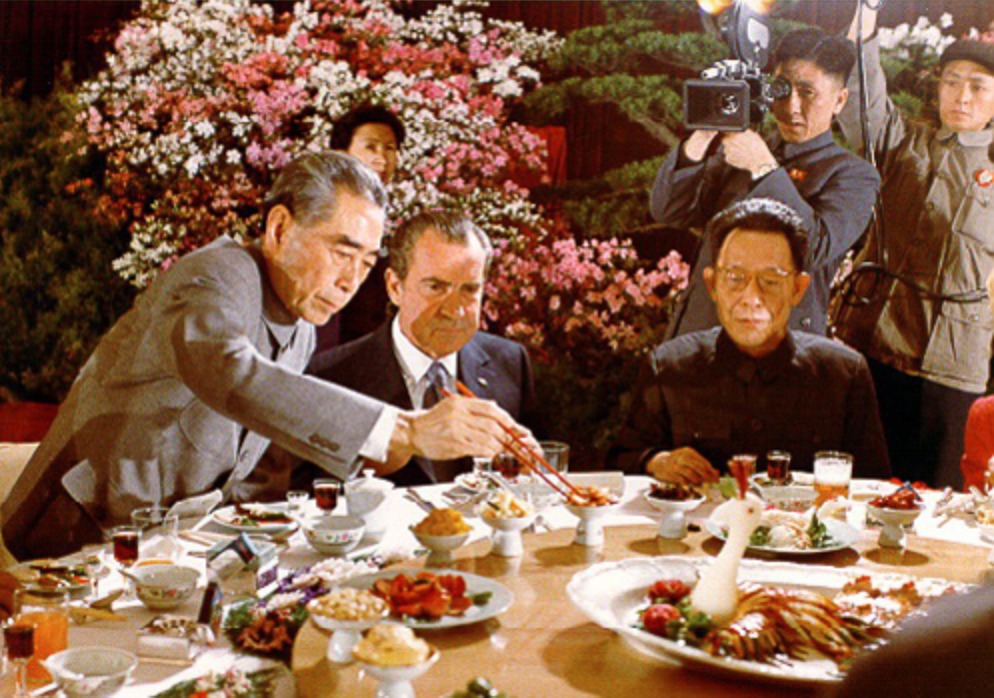 Chinas Küche als Softpower: Zhou Enlai wickelte die Peking-Ente für Nixon persönlich ein und Nixon gleich mit. Die Szene ging als "Peking-Enten-Diplomatie" in den chinesischen Volksmund ein.