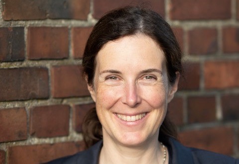 Auf dem Foto sieht man Camilla Bausch, Leiterin des Ecologic Instituts im Gespräch über Klimapolitik