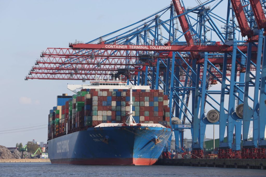 Bald noch enger mit Hamburg verbunden? Ein Cosco-Containerschiff im Containerterminal Tollerort