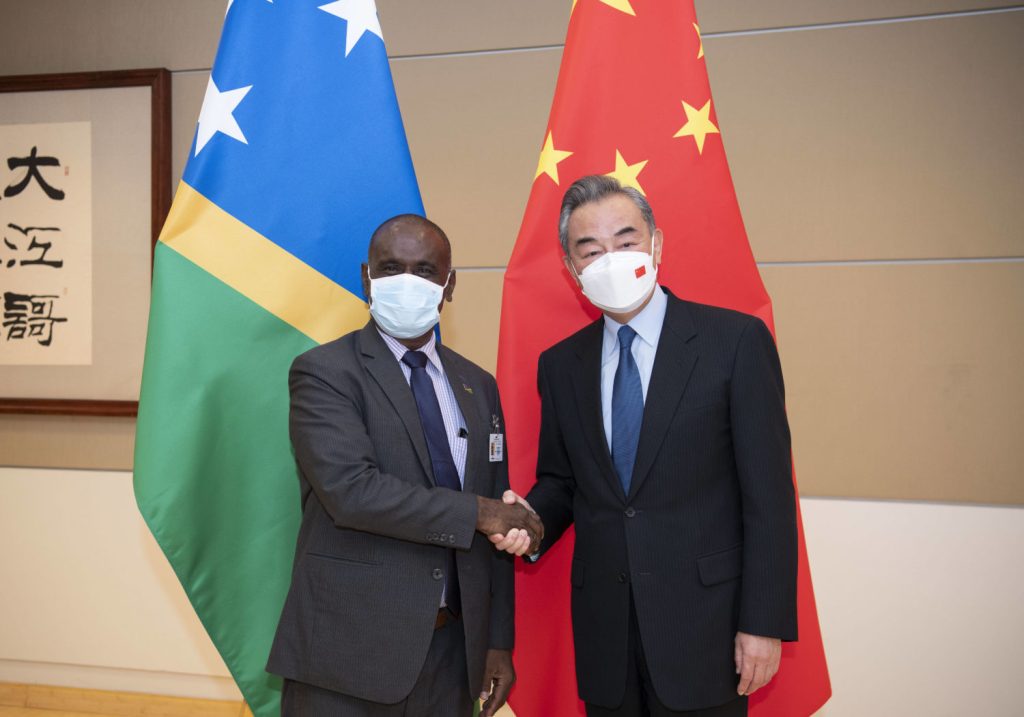 Chinas wachsender Einfluss im Südpazifik und den Salomonen: Wang Yi trifft am Rande der UN-Generalversammlung den Außenminister der Salomonen, Jeremiah Manele.