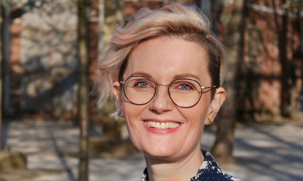 Man sieht Isabell Probst, sie coacht Lehrkräfte, die aus dem Schuldienst aussteigen wollen. 