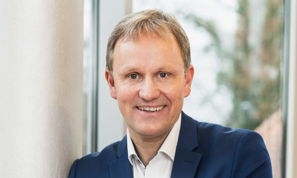 Jens Gieseke ist zu sehen, er sieht eine Chance in synthetischen Kraftstoffen