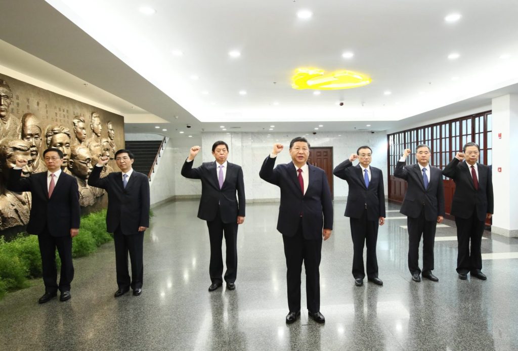 KP Parteitag in China 2017 Die sieben Mitglieder des Ständigen Ausschusses des Politbüros der chinesischen KP legen mit erhobener Faust den Amtseid ab.