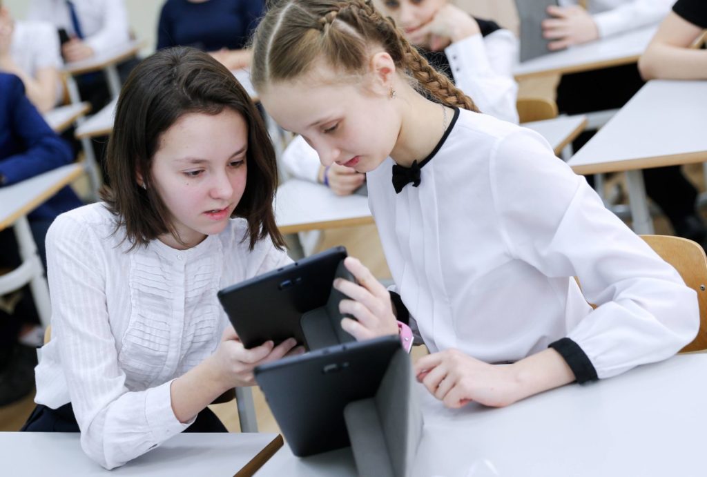 Man sieht zwei Schülerinnen vor einem Tablet: Die Förderung des Digitalpakts für Endgeräte ist fast ausgeschöpft